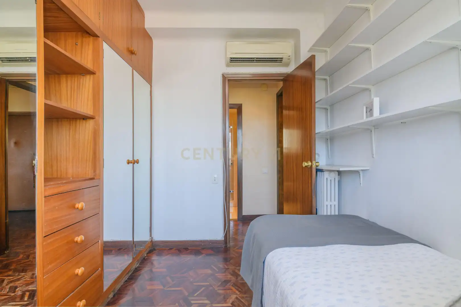 Schlafzimmer von Wohnung zum Verkauf in Barcelona mit Klimaanlage, Ofen und Mikrowelle