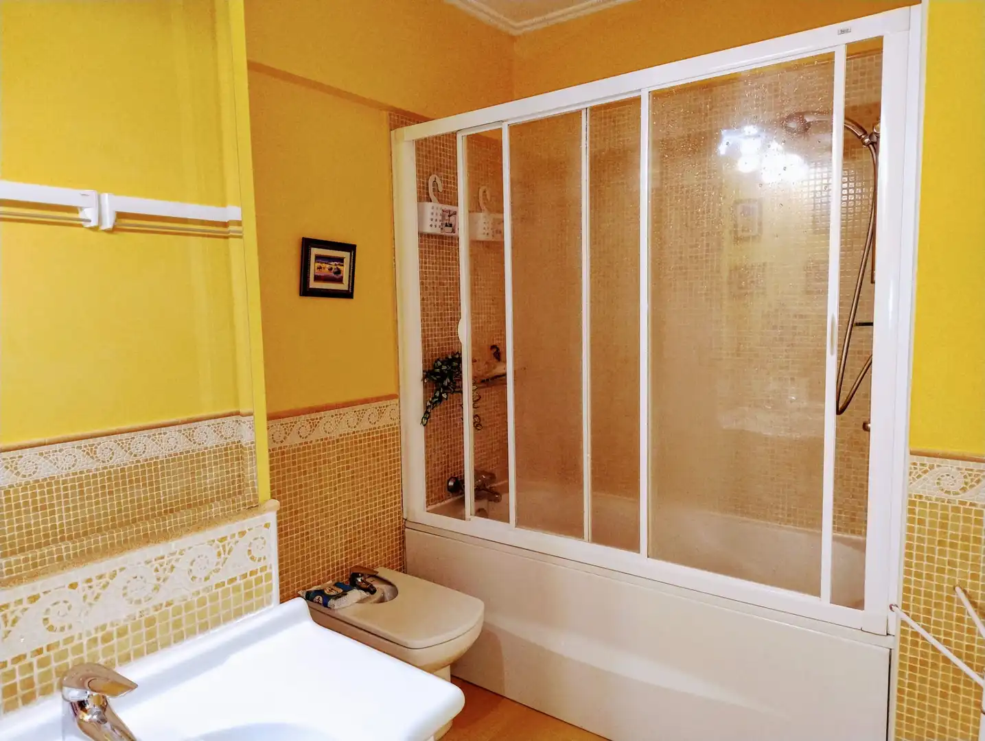 Bathroom of Flat for rent in Santiago de Compostela   with Heating, Furnished and Oven
