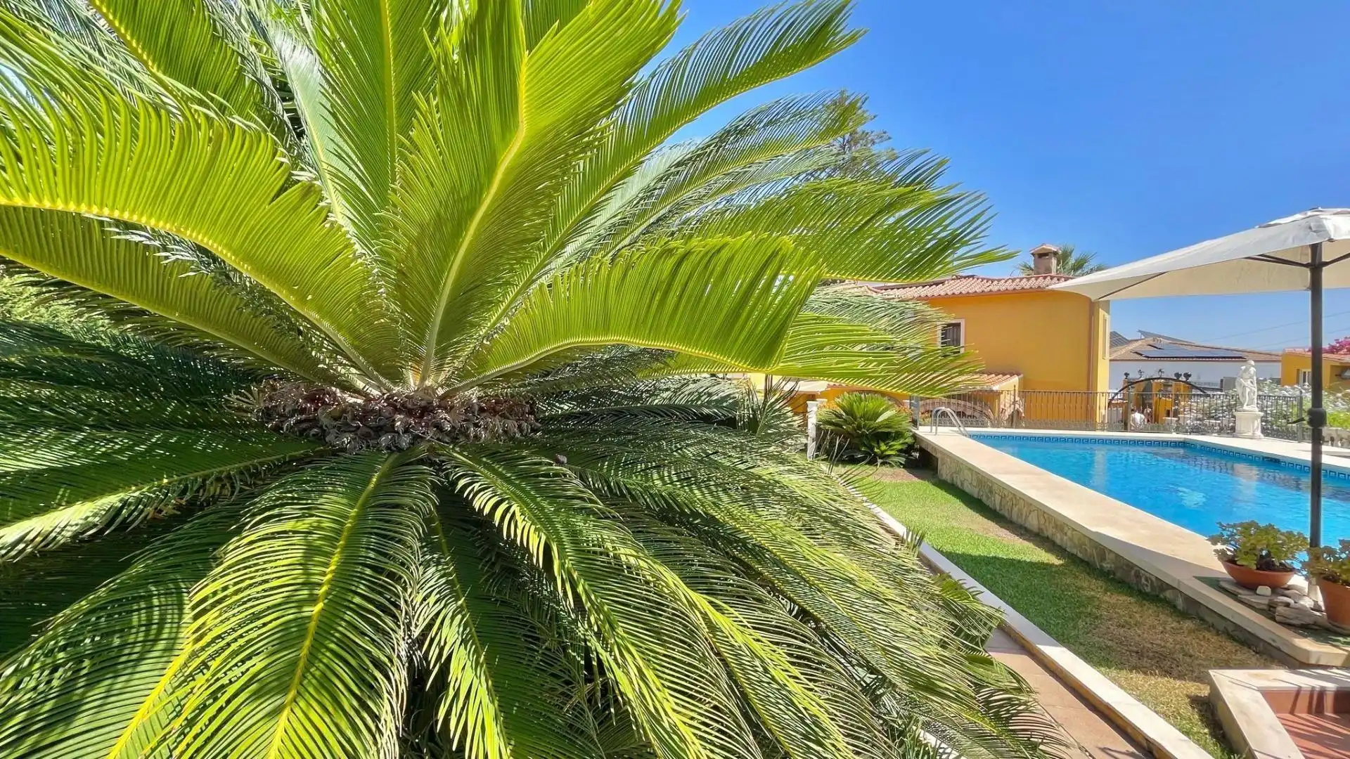 Vista exterior de Casa o xalet en venda en Alhaurín de la Torre amb Aire condicionat, Jardí privat i Terrassa