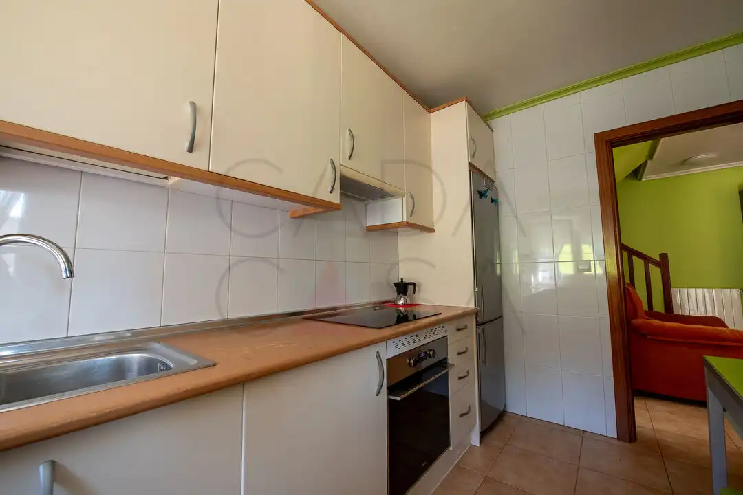 Cuina de Casa adosada en venda en Medio Cudeyo amb Calefacció, Jardí privat i Terrassa
