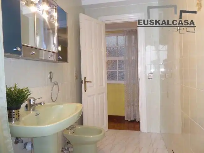 Bathroom of Flat for sale in Bilbao   with Heating and Balcony