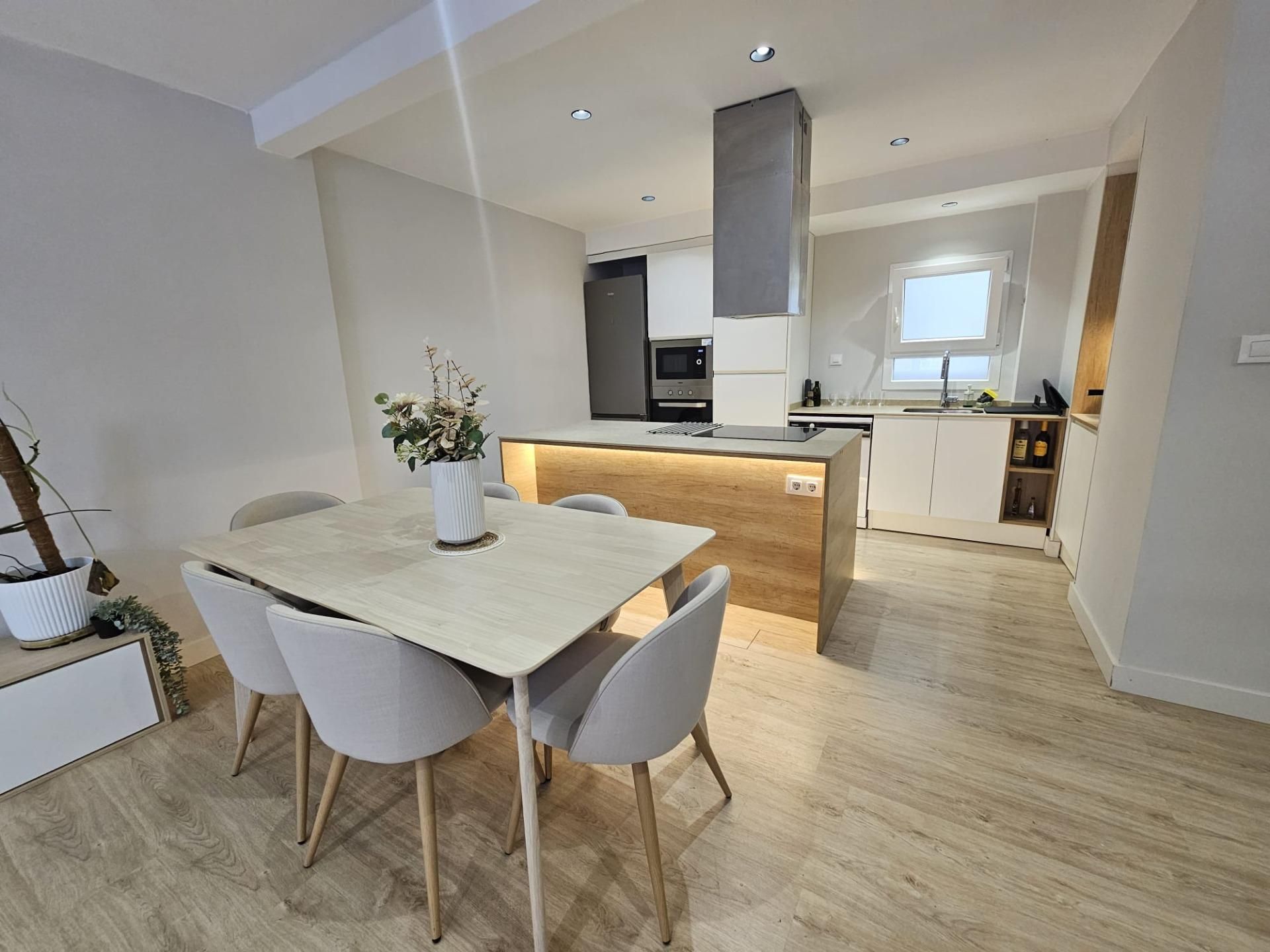 Cuina de Pis de lloguer en  Valencia Capital amb Aire condicionat, Parquet i Moblat