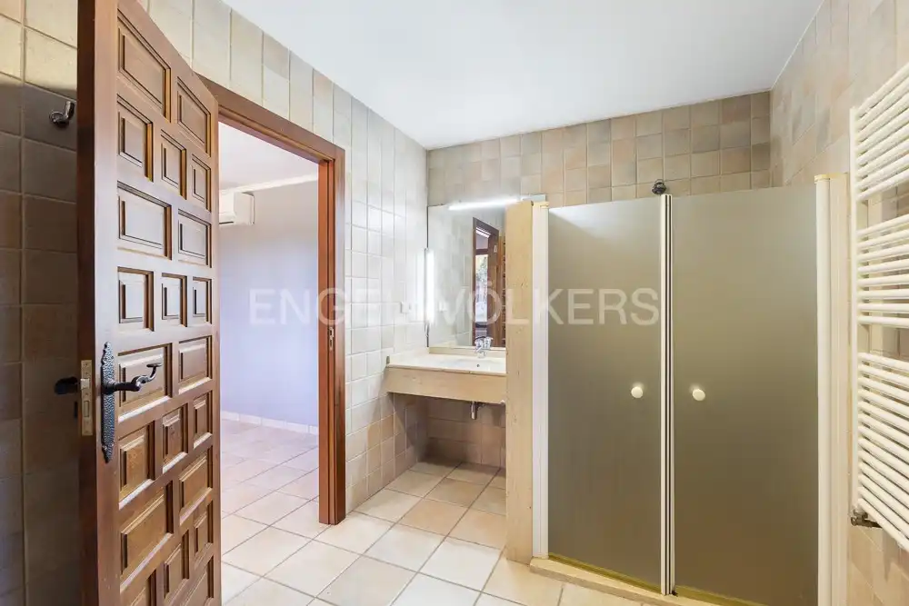 Bathroom of Houses for sale in La Pobla de Vallbona  with Air Conditioner, Heating and Private garden