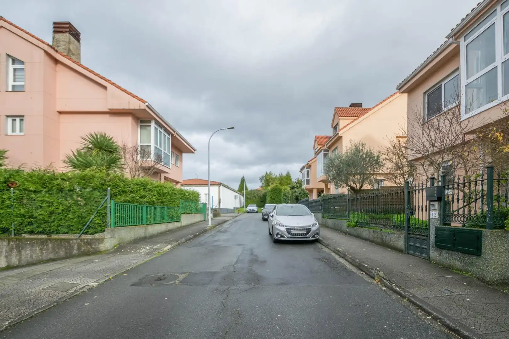Vista exterior de Casa adosada en venta en Oleiros con Calefacción, Jardín privado y Parquet
