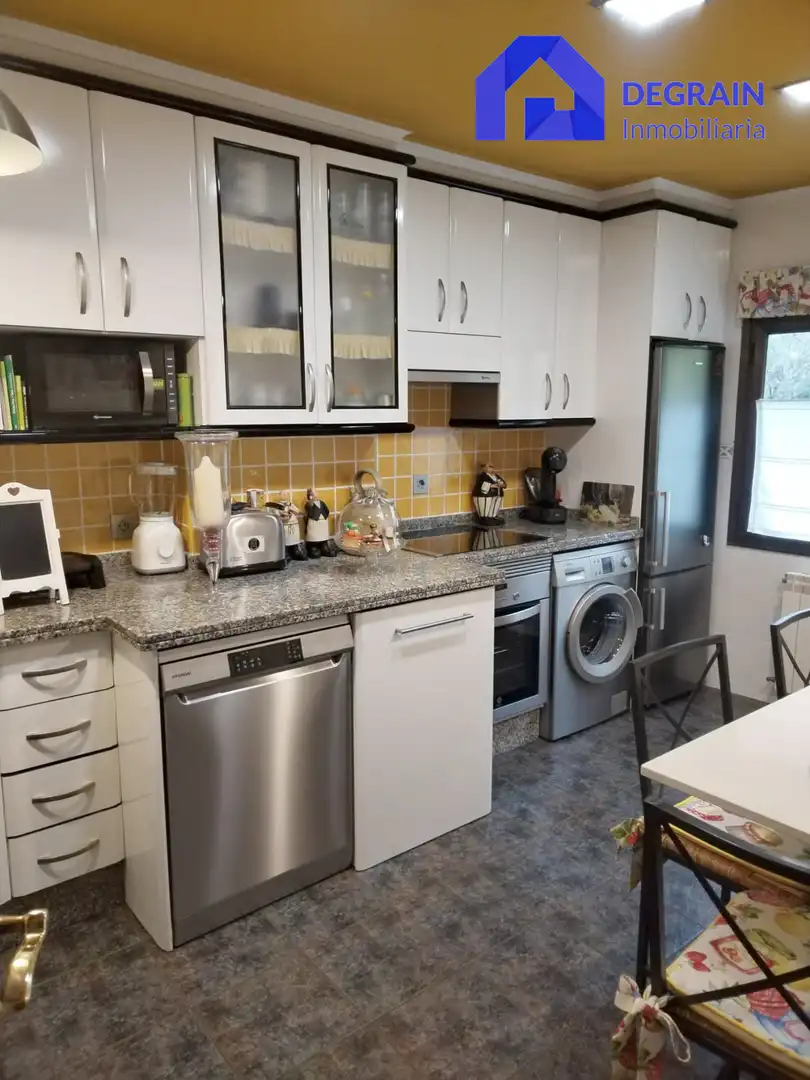 Kitchen of Flat for sale in Mieres (Asturias)  with Heating and Parquet flooring