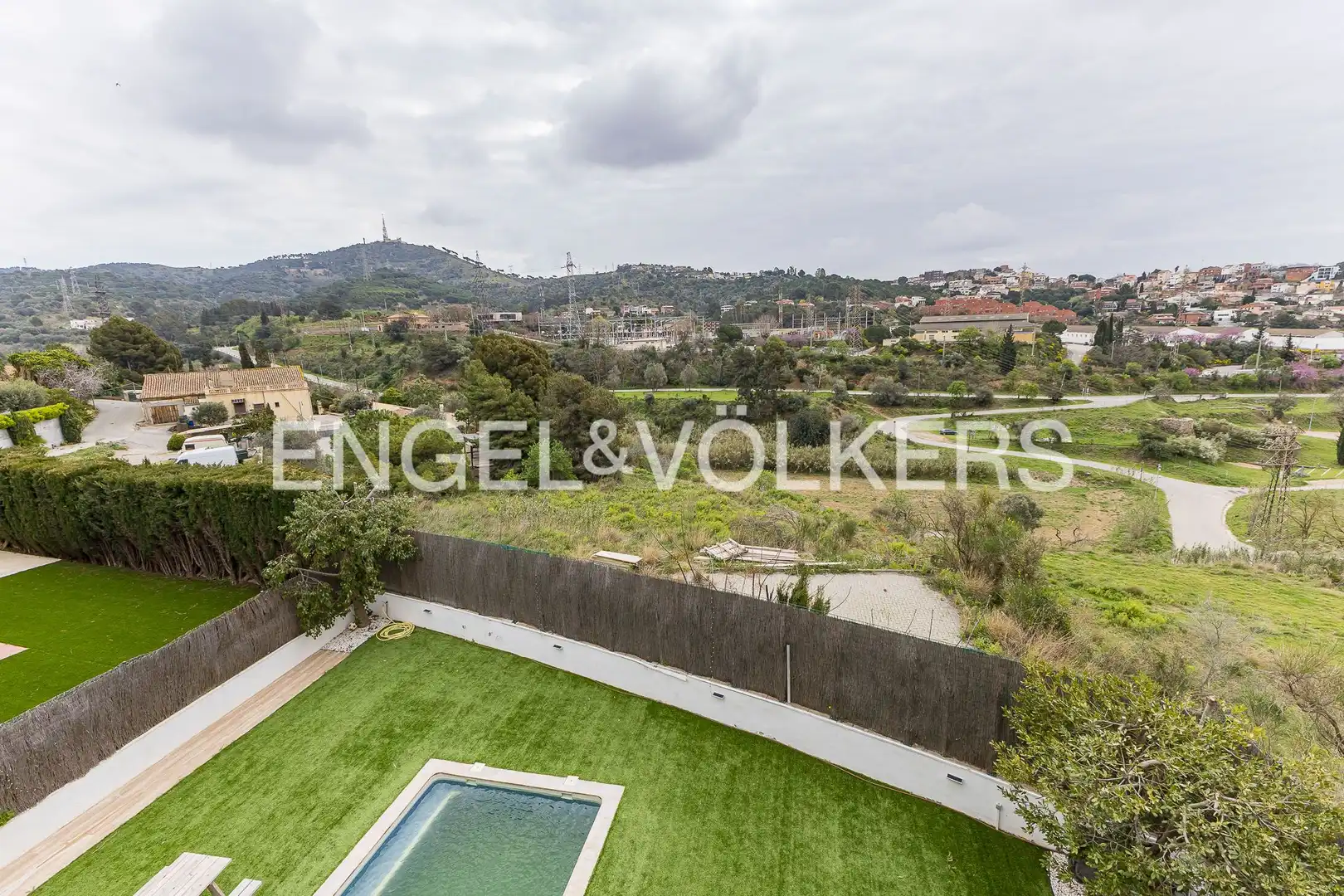 Vista exterior de Casa o xalet en venda en Sant Just Desvern amb Aire condicionat, Calefacció i Jardí privat