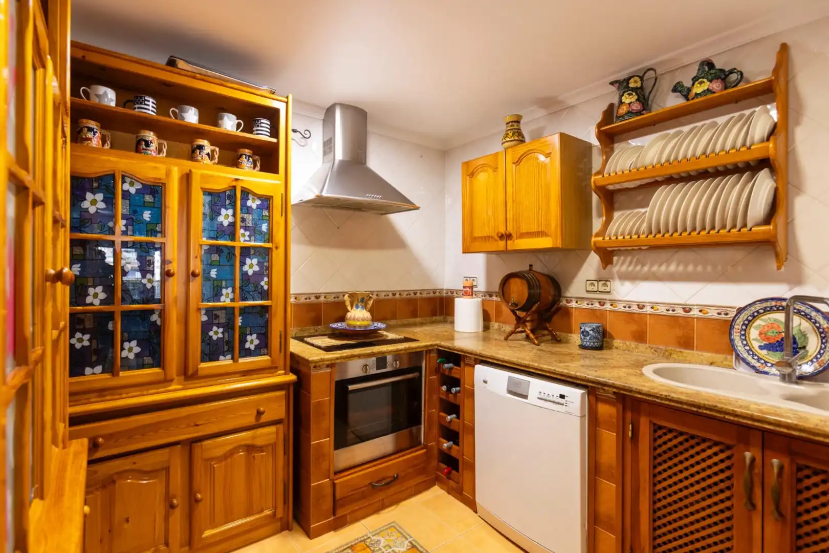 Küche von Wohnung zum Verkauf in Almuñécar mit Klimaanlage, Privatgarten und Terrasse