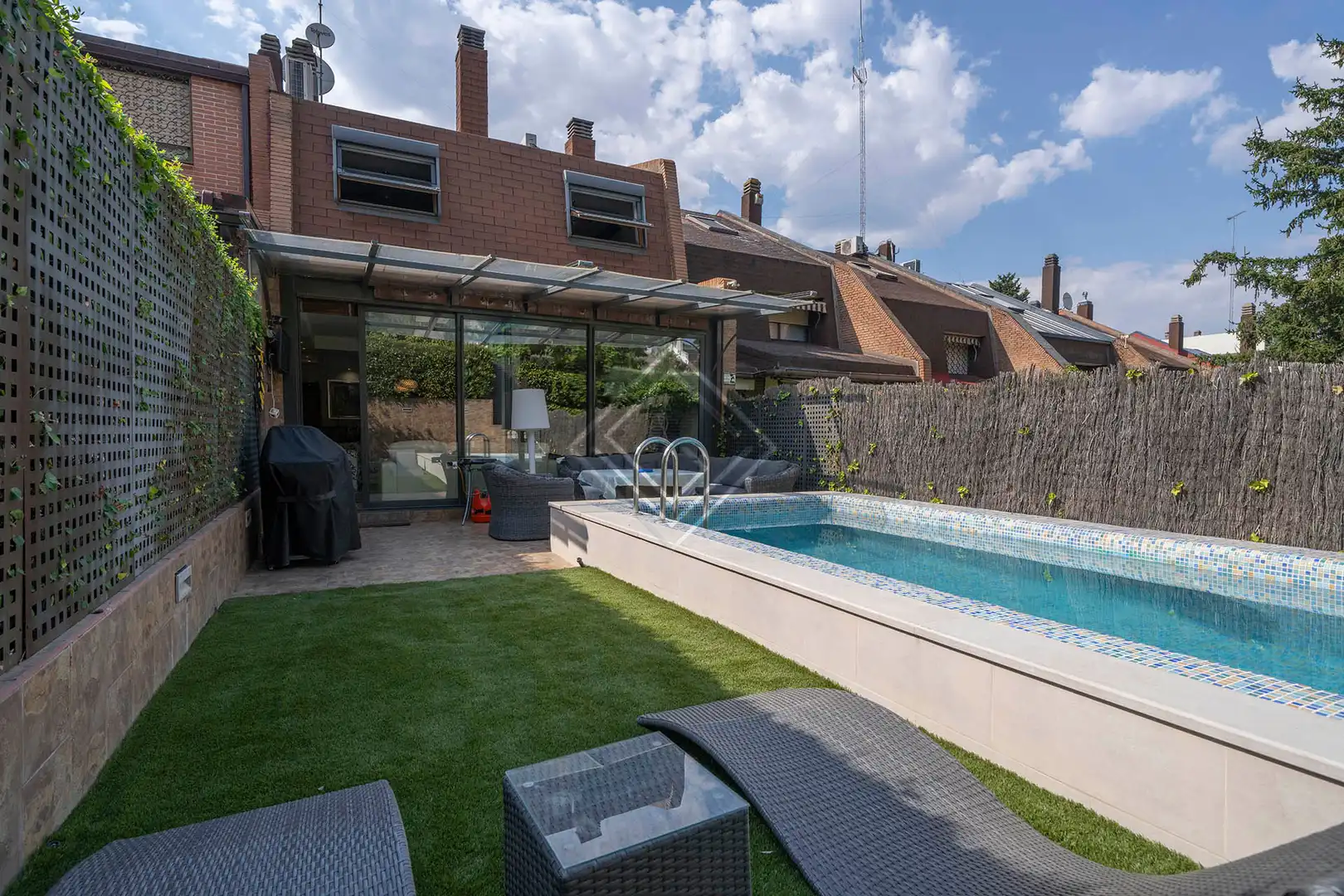 Piscina de Casa adosada en venda en La Moraleja amb Aire condicionat, Calefacció i Jardí privat