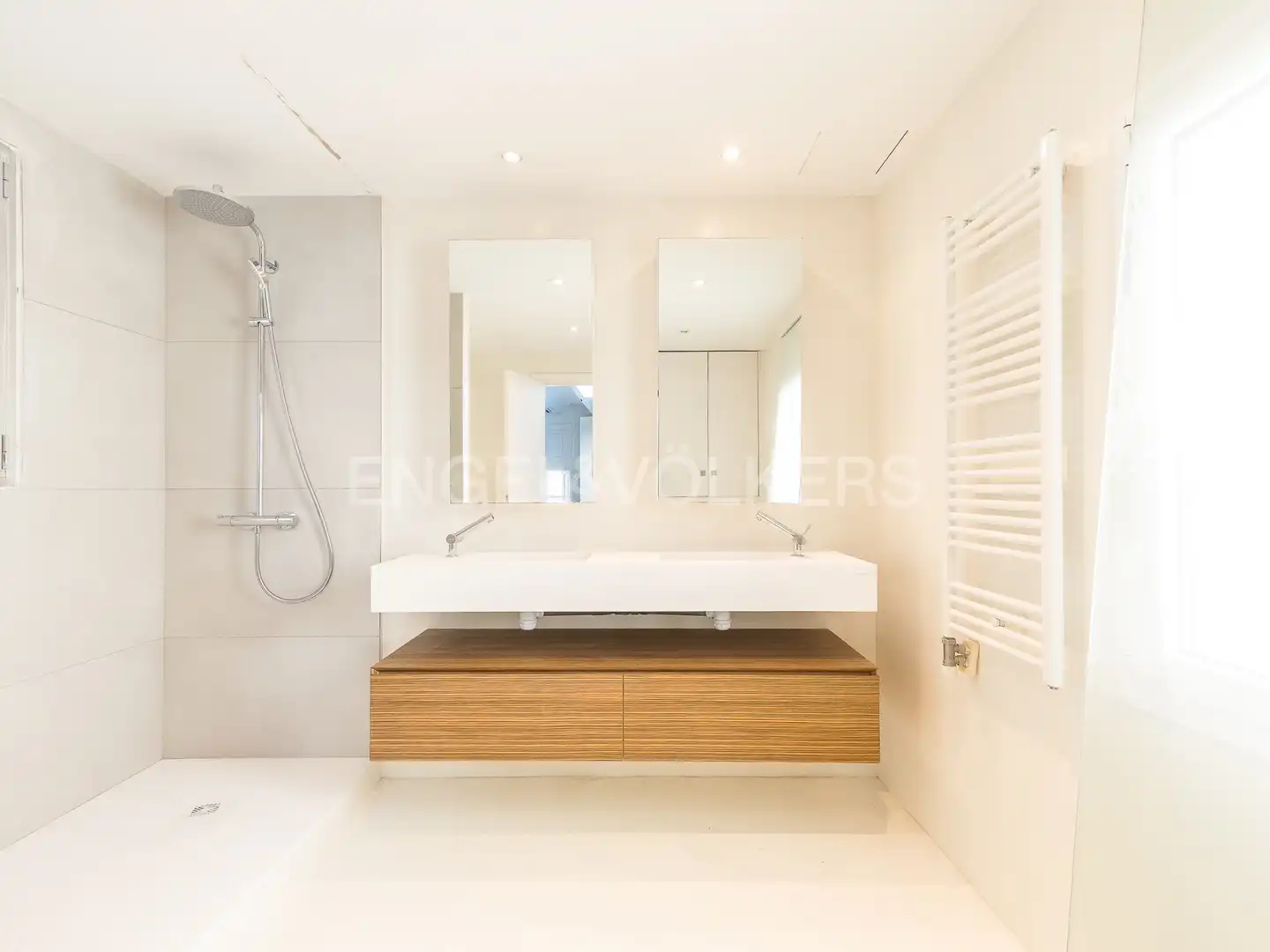 Badezimmer von Dachboden zur Miete in Barcelona mit Klimaanlage, Heizung und Parkett
