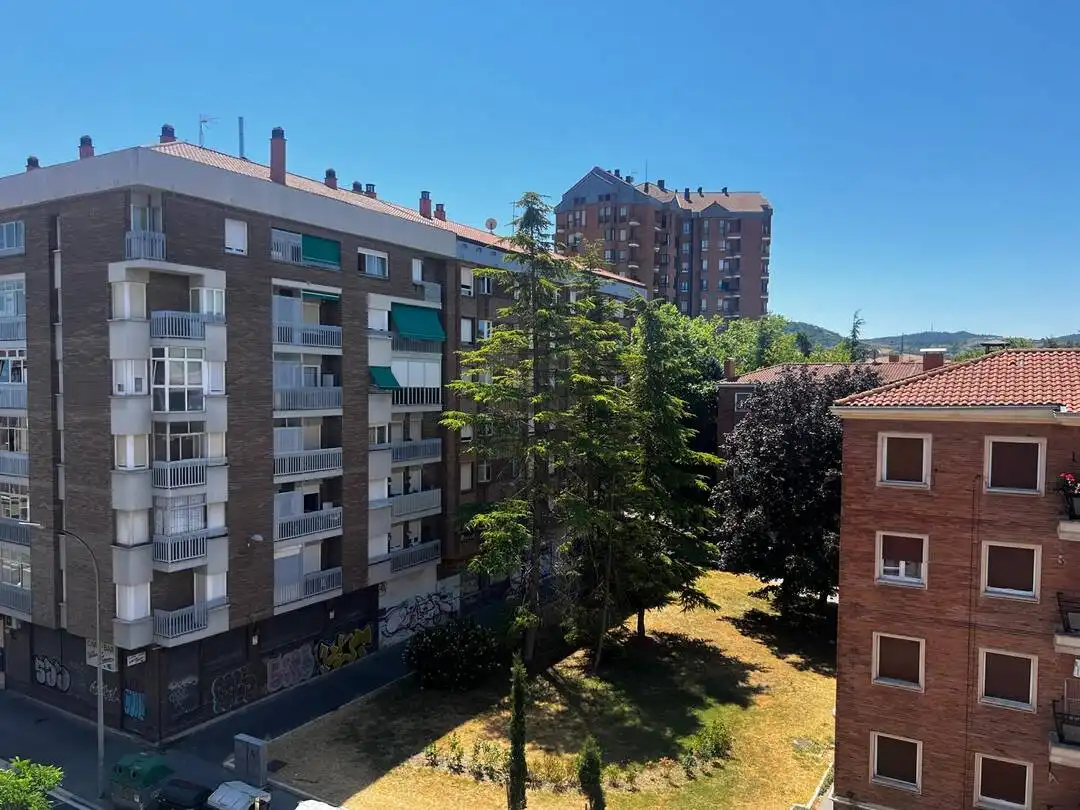 Außenansicht von Wohnung zum Verkauf in Vitoria - Gasteiz mit Heizung und Abstellraum