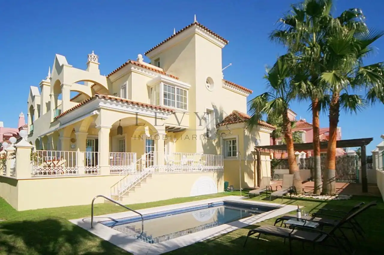 Villa avec piscine à vendre à Nueva Andalucía