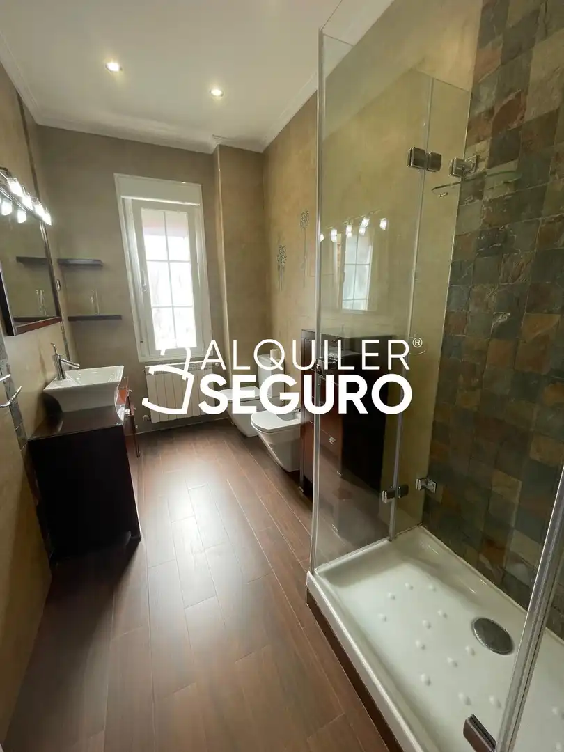 Bathroom of Flat for rent in Madrid  with Air Conditioner, Heating and Furnished
