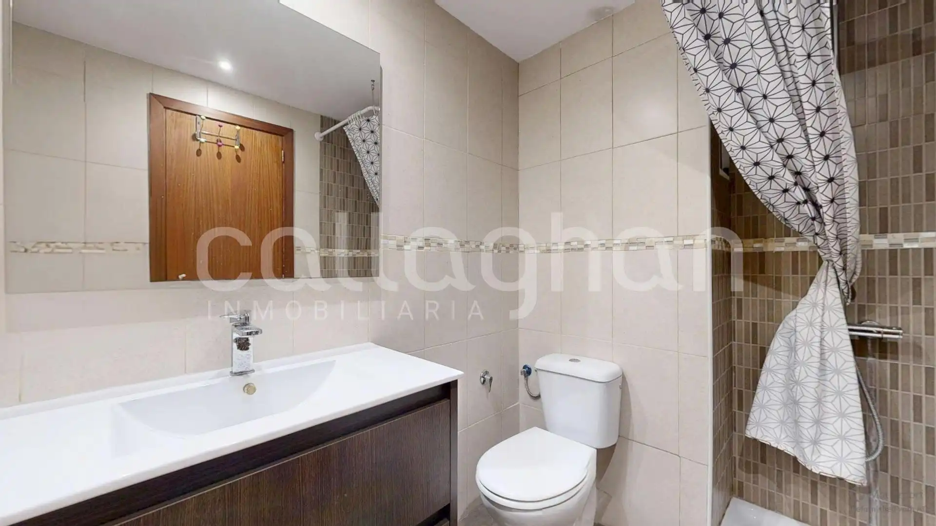 Baño de Piso en venta en Valencia con Terraza y Balcón