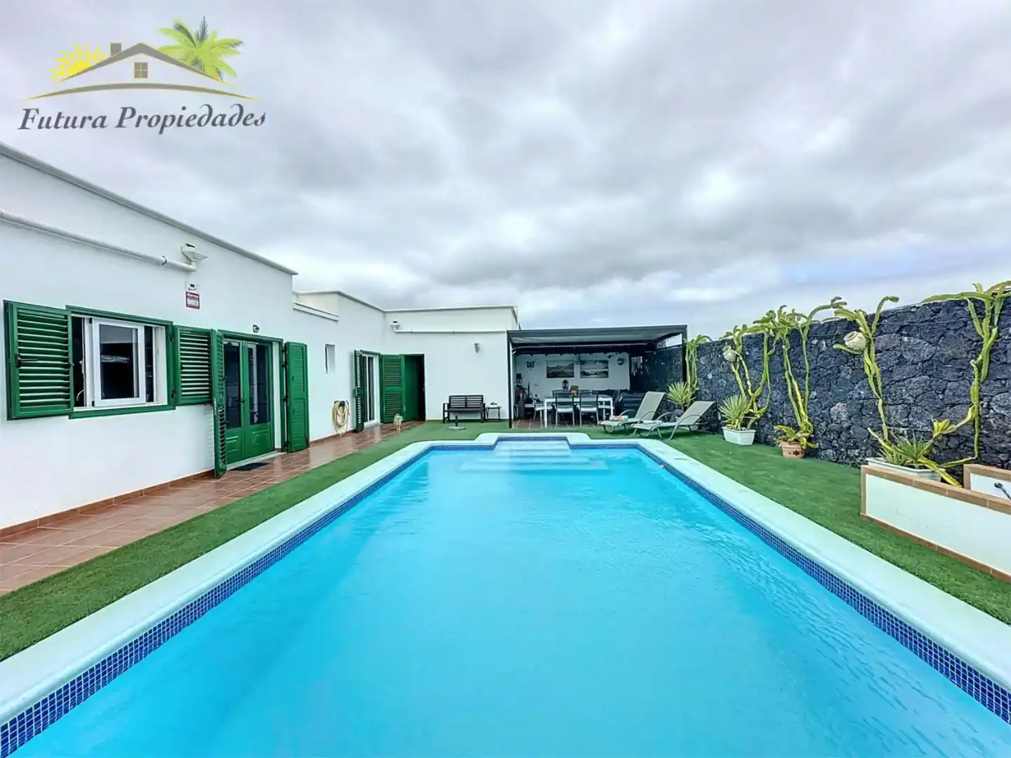 Vista exterior de Casa o xalet en venda en Yaiza amb Piscina