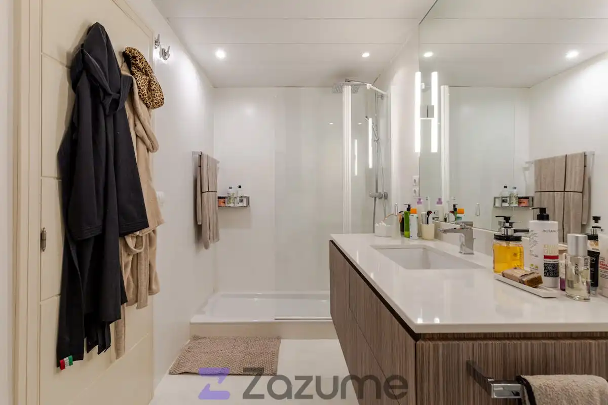 Bathroom of Flat for rent in Pozuelo de Alarcón  with Air Conditioner, Heating and Parquet flooring