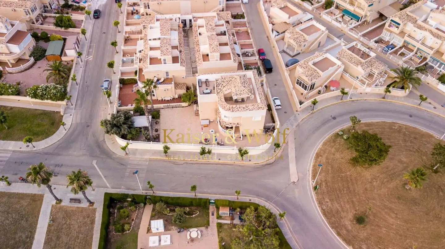 Vista exterior de Casa o xalet en venda en Torrevieja amb Jardí privat, Terrassa i Traster