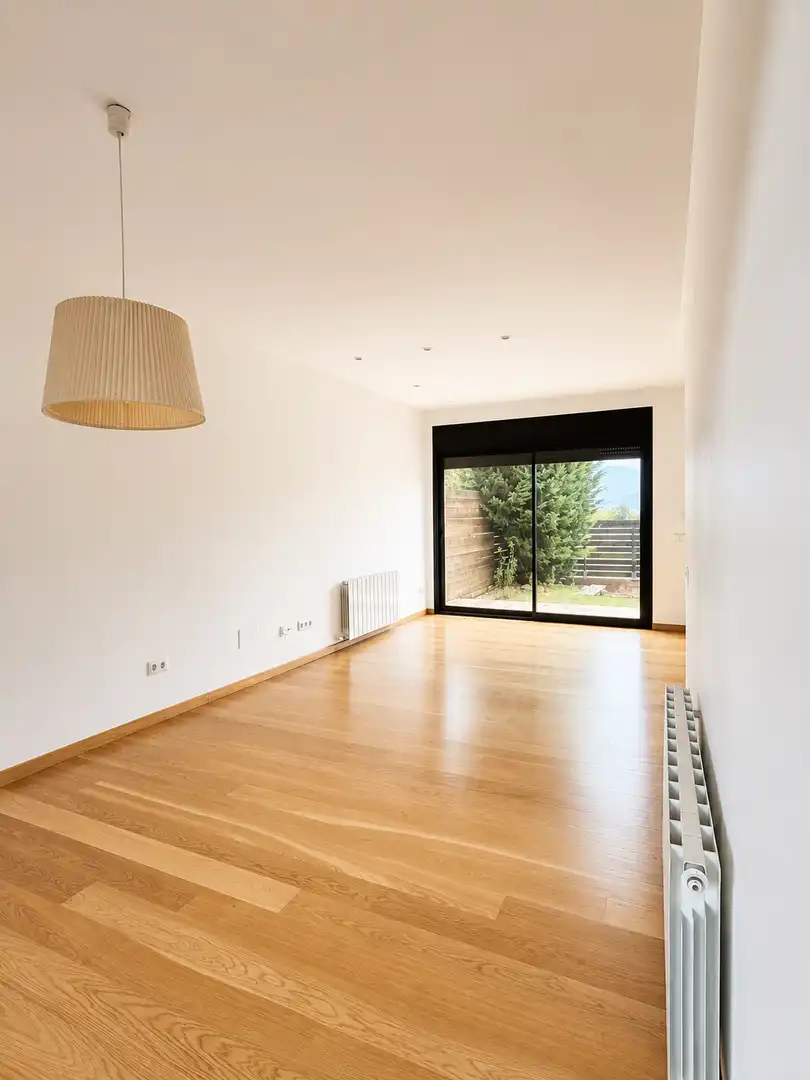 Sala d'estar de Casa adosada en venda en Girona amb Calefacció i Terrassa