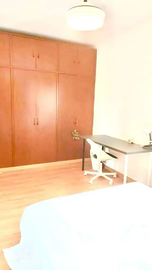 Bedroom of Flat for share in Madrid  with Washing machine