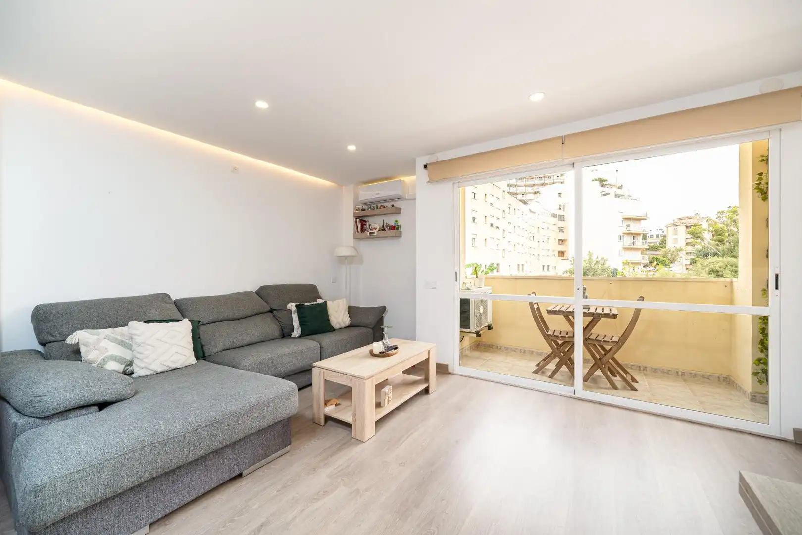 Flat with terrace for sale in Carrer d'Antoni Gaudí, imagen 2