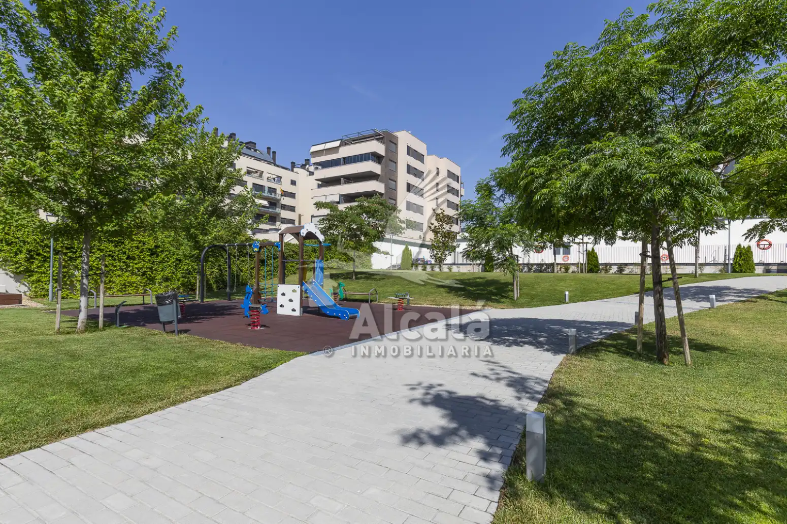 Vista exterior de Àtic en venda en Rivas-Vaciamadrid amb Aire condicionat, Calefacció i Jardí privat
