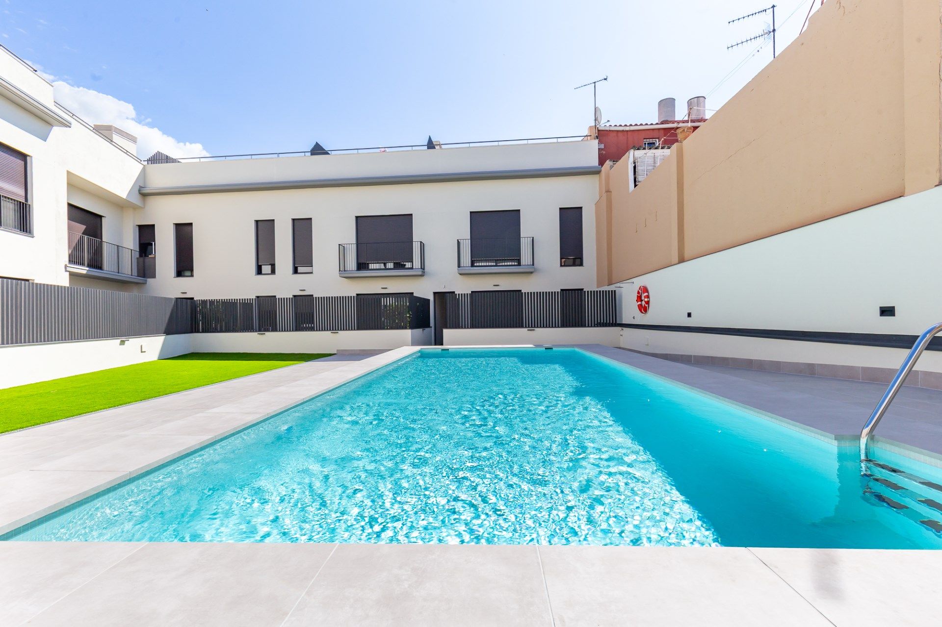 Swimming pool of Planta baja for sale in Vilanova i la Geltrú  with Air Conditioner, Heating and Terrace