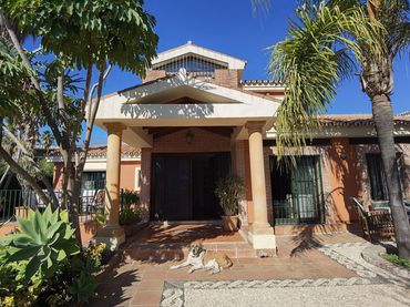 Chalet con piscina en venta en Calle Sirio