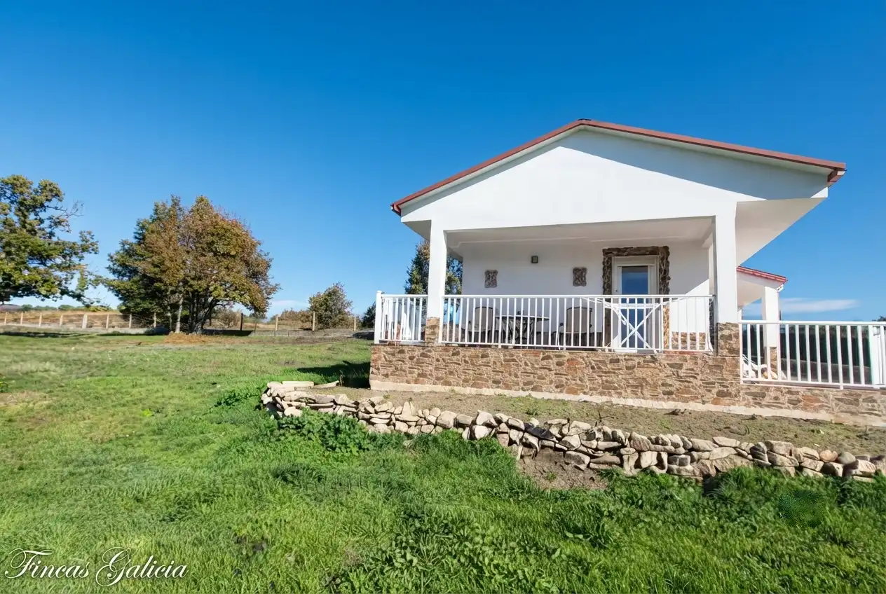 Vista exterior de Casa o xalet en venda en Monterrei amb Aire condicionat, Calefacció i Jardí privat