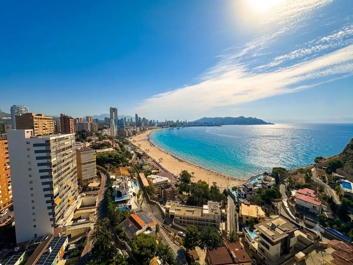 Vista exterior de Ático en venta en Benidorm con Aire acondicionado, Terraza y Piscina comunitaria