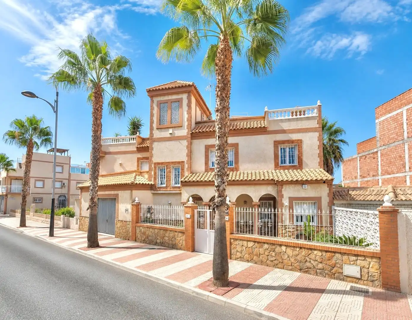 Vista exterior de Casa o xalet en venda en Roquetas de Mar amb Aire condicionat, Calefacció i Jardí privat