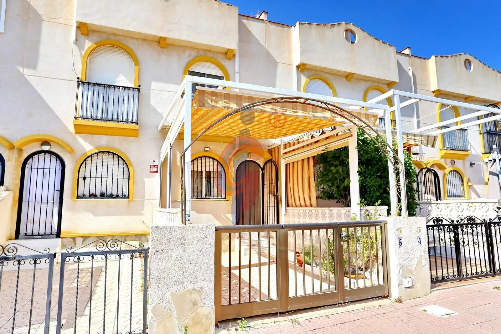 Vista exterior de Casa adosada en venda en Guardamar del Segura amb Jardí privat, Terrassa i Moblat