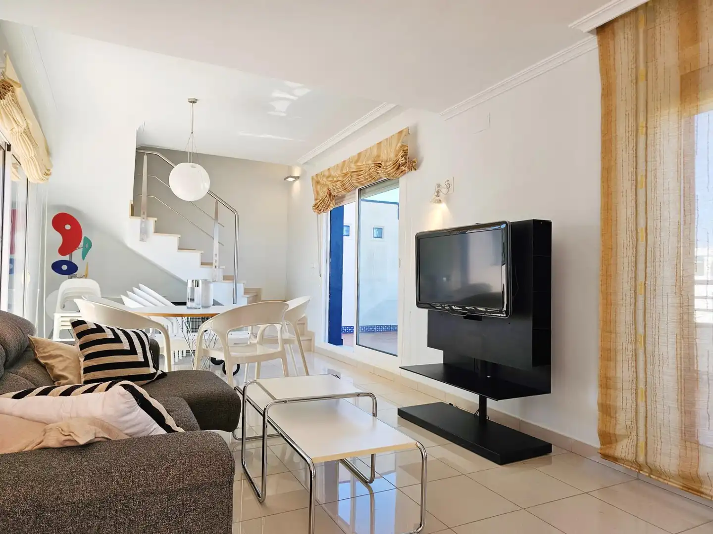 Sala d'estar de Àtic de lloguer en Dénia amb Aire condicionat, Calefacció i Jardí privat