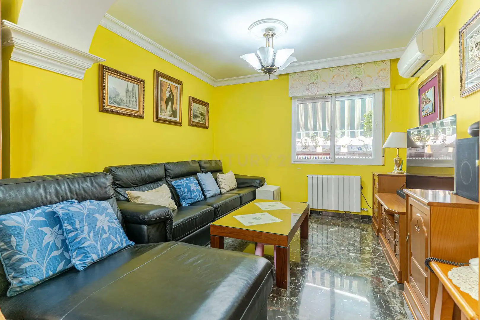 Sala d'estar de Casa o xalet en venda en Churriana de la Vega amb Aire condicionat, Traster i Piscina
