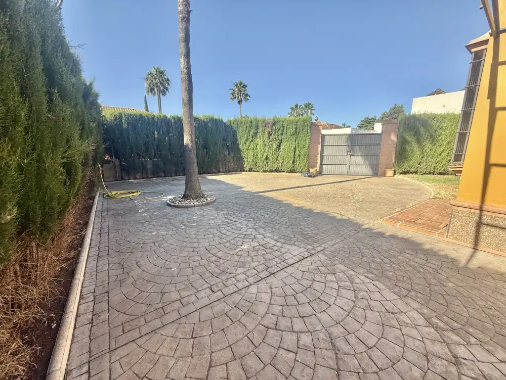 Vista exterior de Casa o chalet en venta en Mairena del Alcor con Amueblado y Balcón
