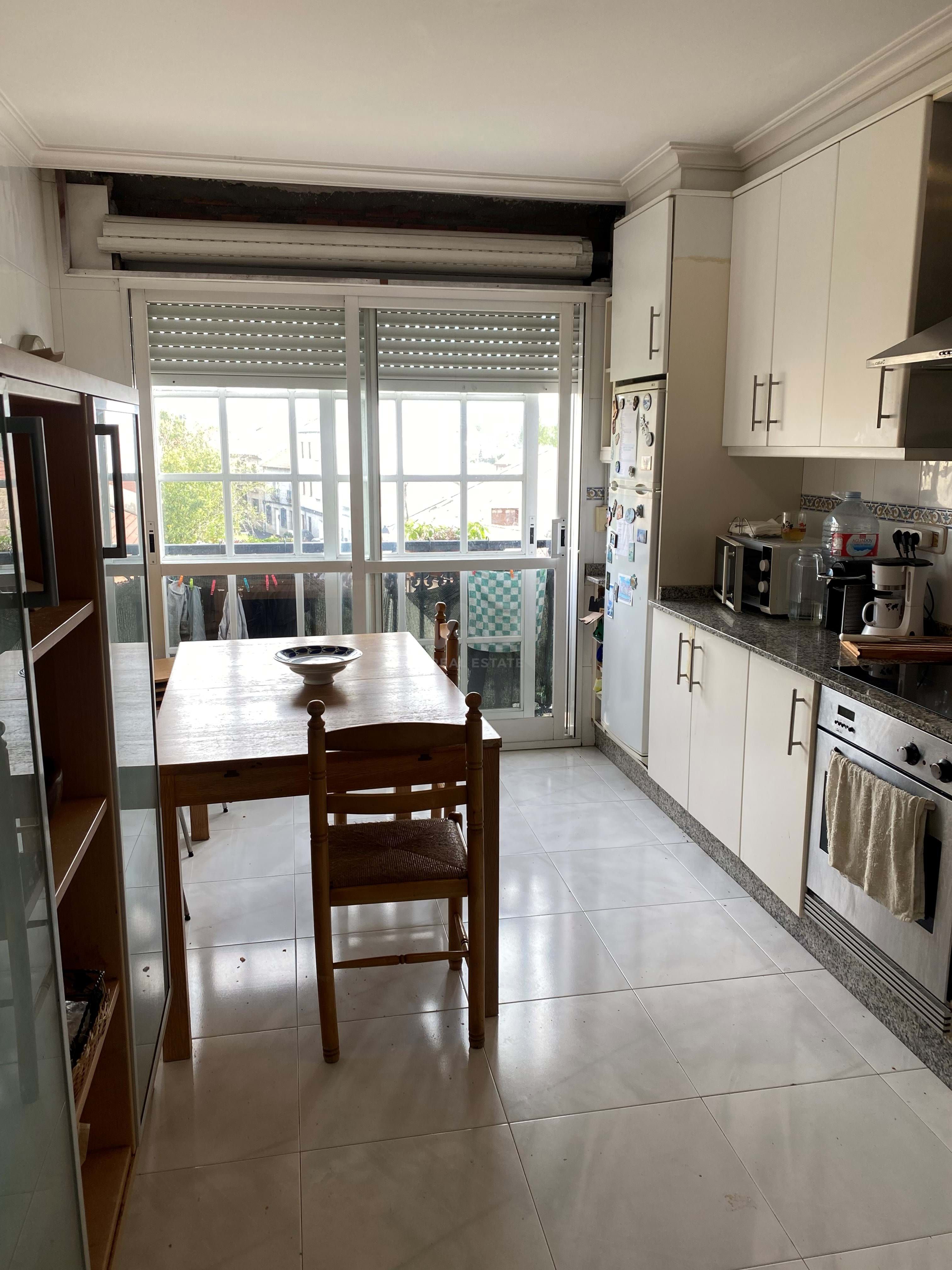 Küche von Wohnung zum verkauf in Cambados mit Klimaanlage und Heizung