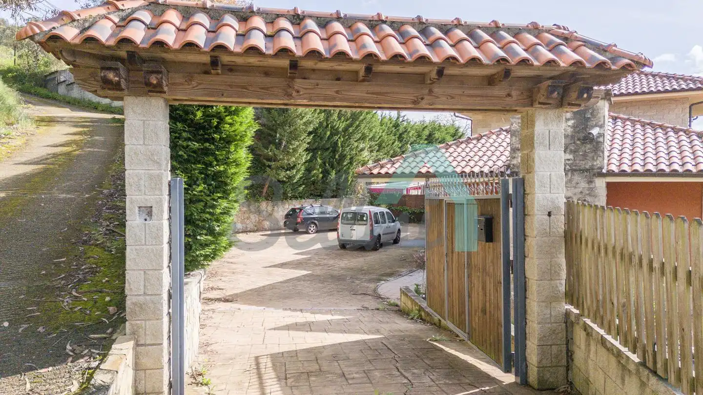 Parking de Casa o chalet en venta en Oviedo  con Calefacción, Jardín privado y Parquet