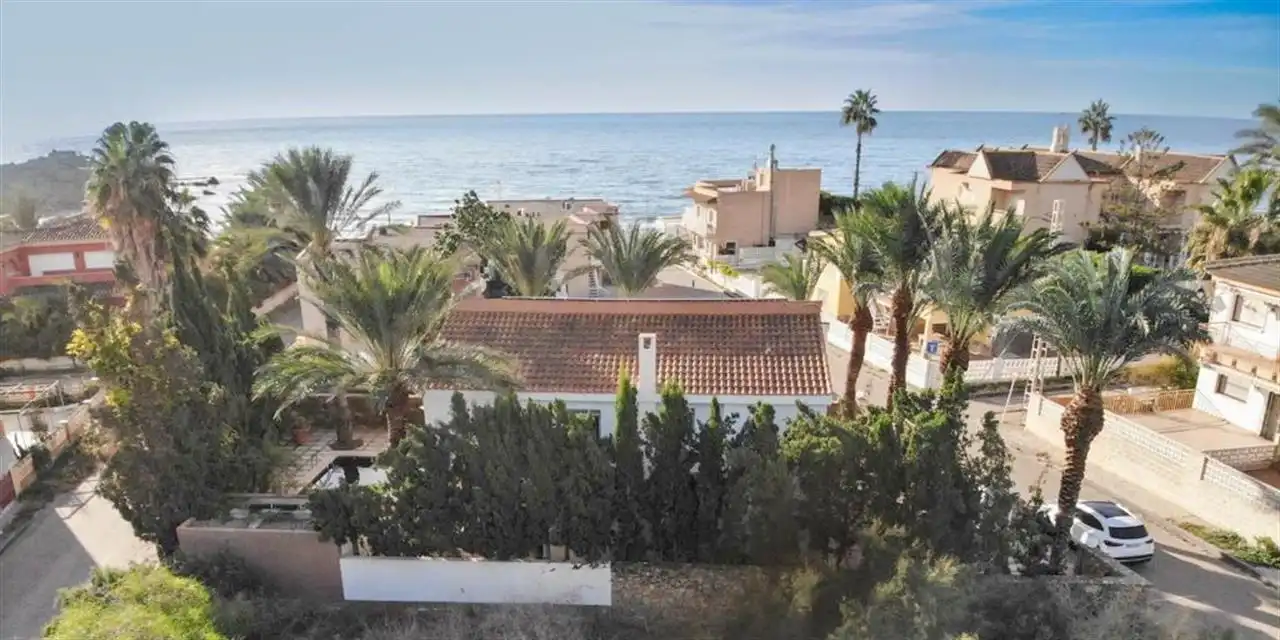 Vista exterior de Casa o xalet en venda en Águilas amb Aire condicionat, Jardí privat i Piscina