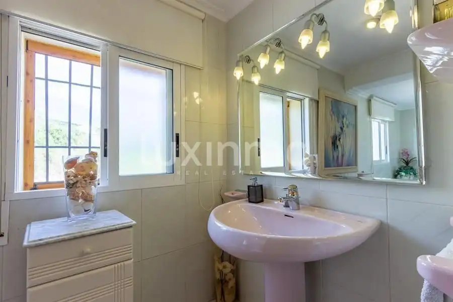 Badezimmer von Haus oder Chalet zum Verkauf in Finestrat mit Terrasse, Abstellraum und Schwimmbad