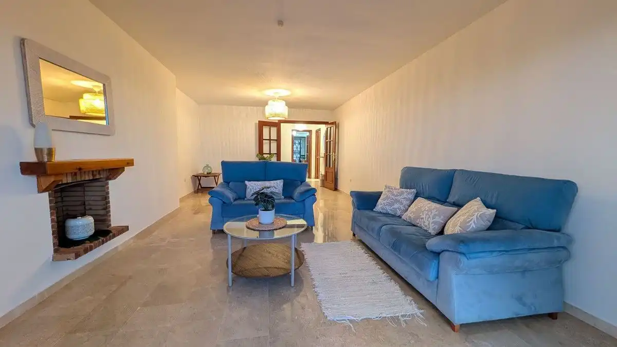Sala d'estar de Apartament de lloguer en Estepona amb Aire condicionat, Calefacció i Terrassa