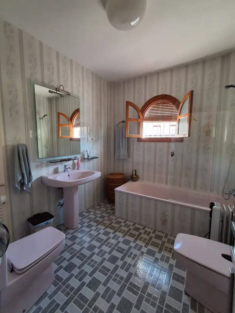 Badezimmer von Haus oder Chalet zum Verkauf in Loja mit Heizung, Privatgarten und Terrasse