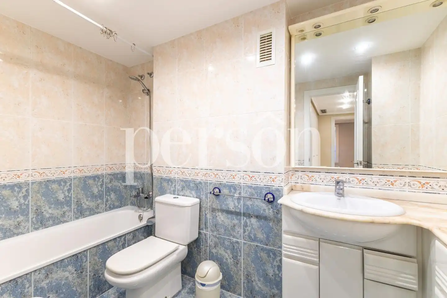Bathroom of Flat for rent in Valencia  with Air Conditioner, Heating and Private garden