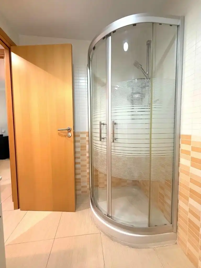 Baño de Piso en venta en Málaga con Aire acondicionado, Calefacción y Jardín privado
