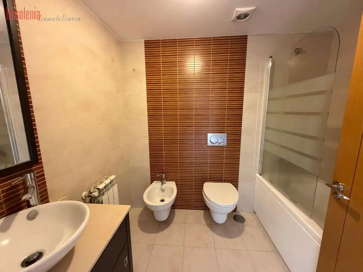 Baño de Piso en venta en Narón con Calefacción y Trastero