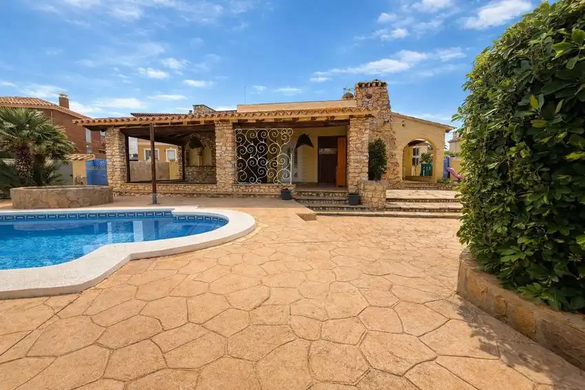 House with pool for sale in Miami Platja