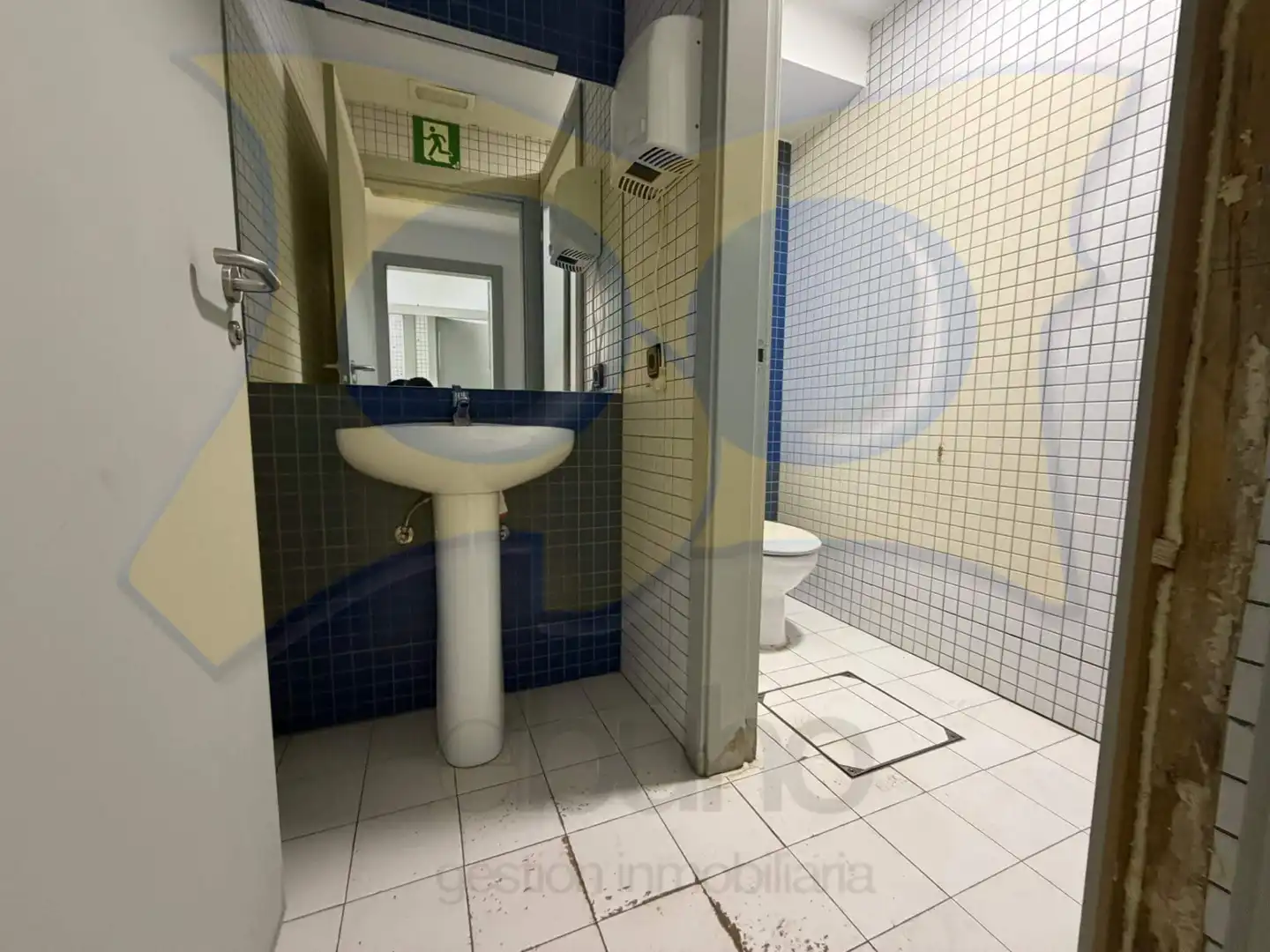 Badezimmer von Geschaftsraum zur Miete in Centro