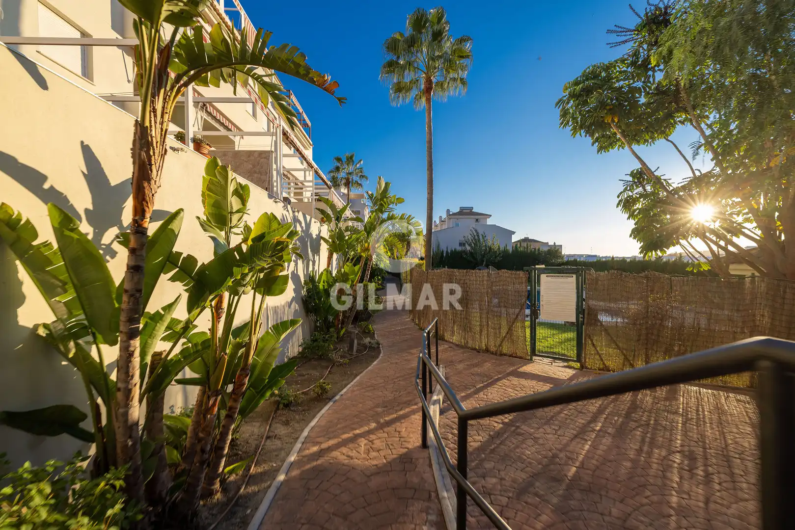 Vista exterior de Dúplex en venda en Estepona amb Traster, Piscina i Balcó