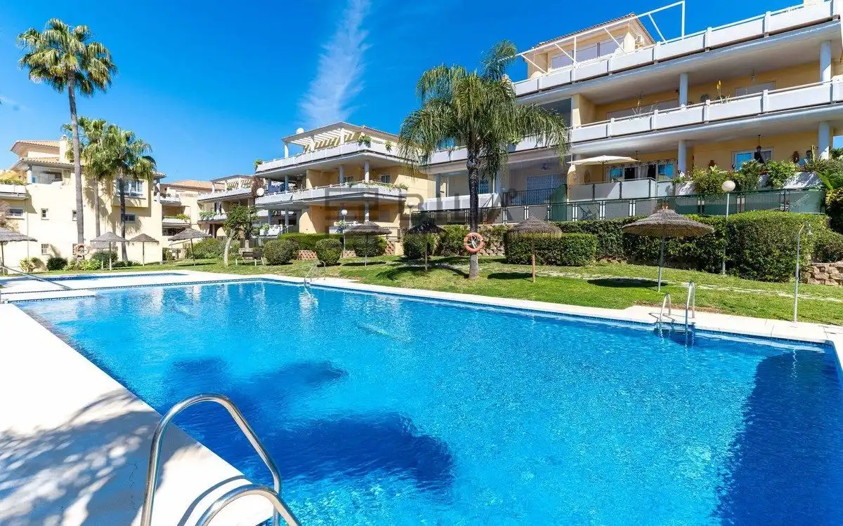 Pis amb piscina en venda a Jardines del Puerto