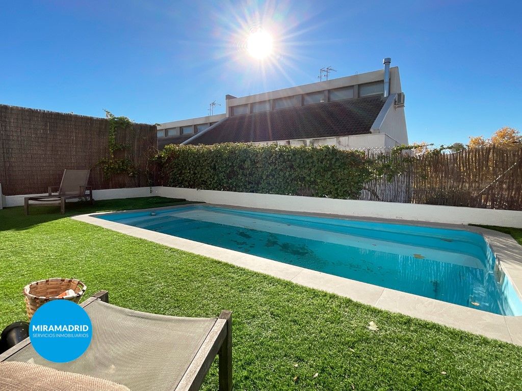 Piscina de Casa adosada en venda en Paracuellos de Jarama amb Aire condicionat, Jardí privat i Piscina