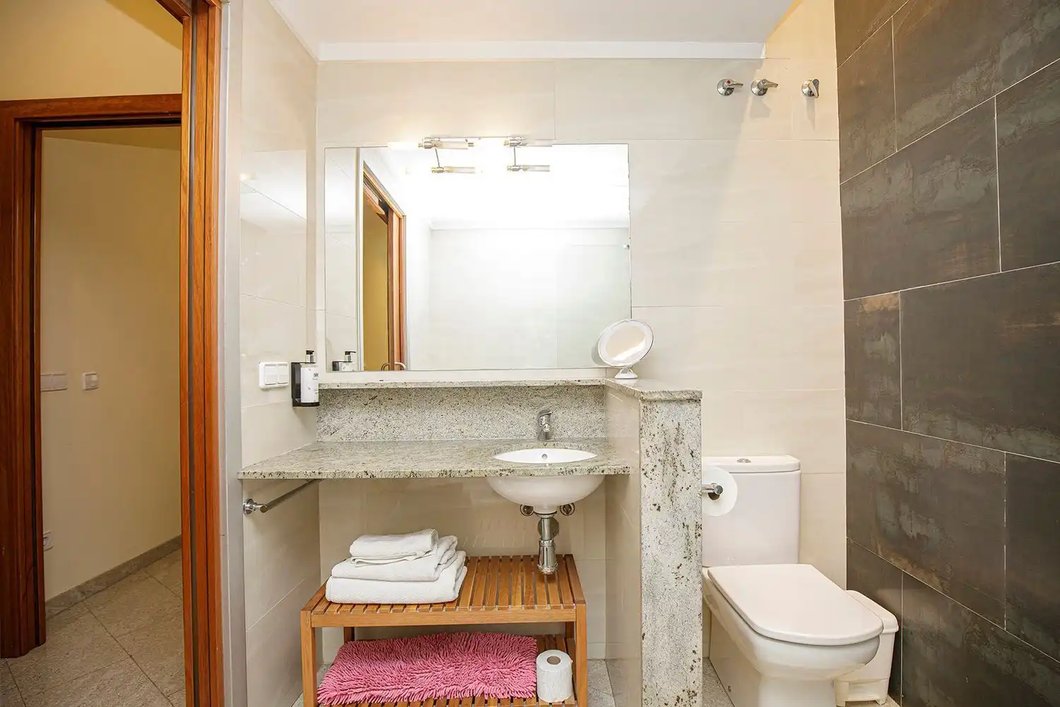 Bathroom of Flat for rent in Girona  with Air Conditioner and Terrace