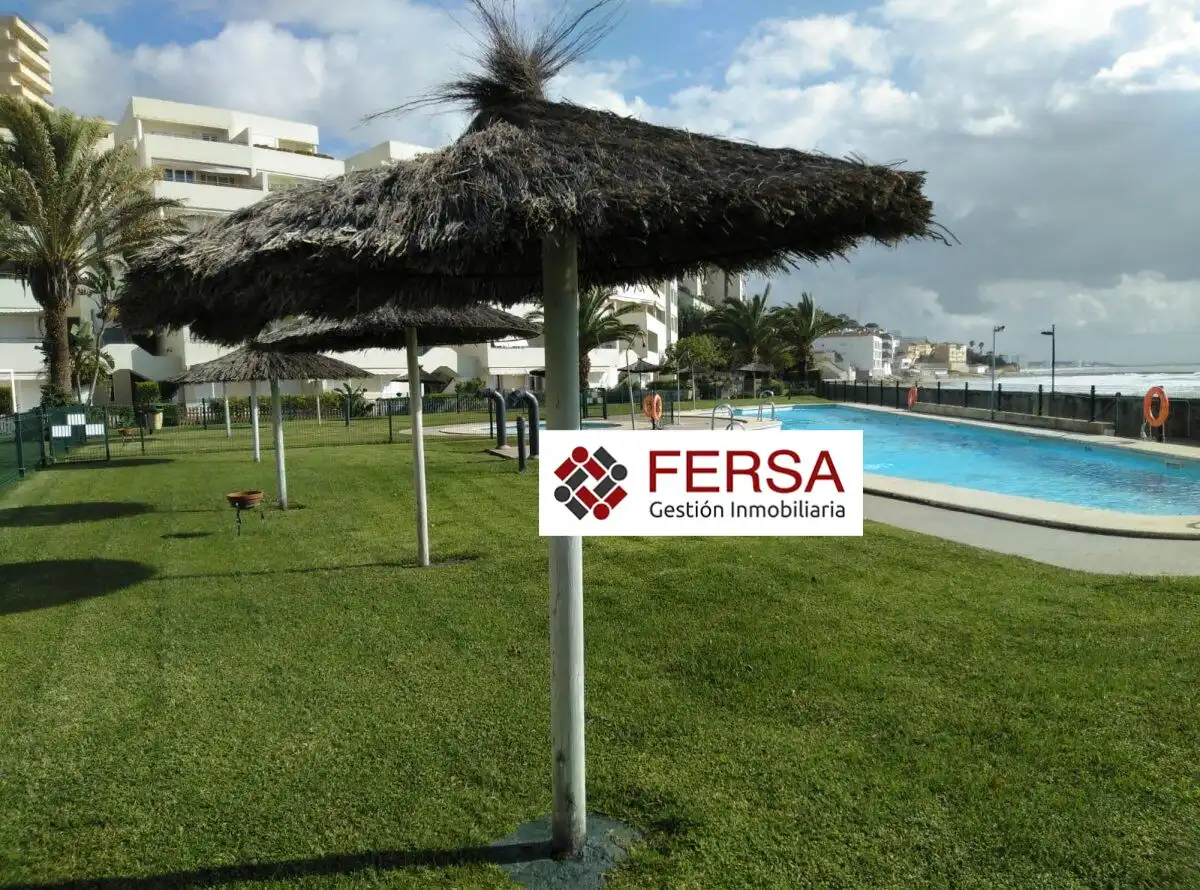 Außenansicht von Wohnungen zur Miete in El Puerto de Santa María mit Klimaanlage, Heizung und Privatgarten