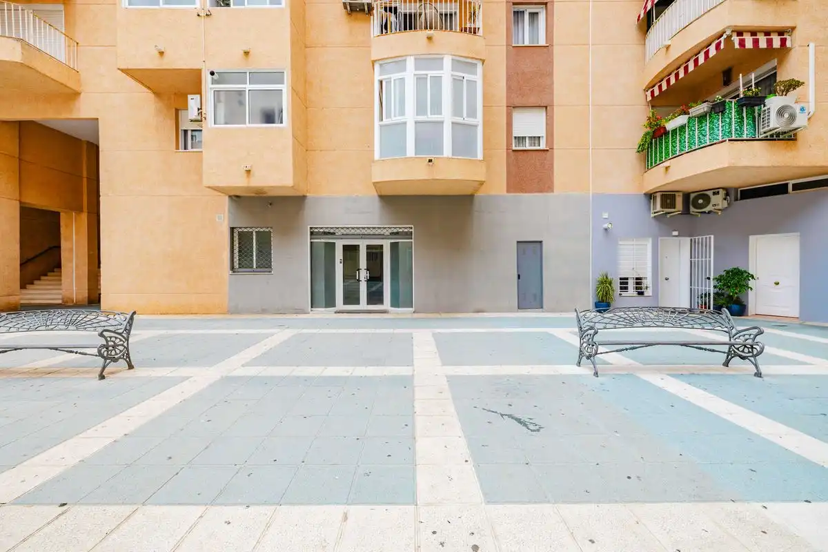 Vista exterior de Local en venda en Estepona amb Calefacció